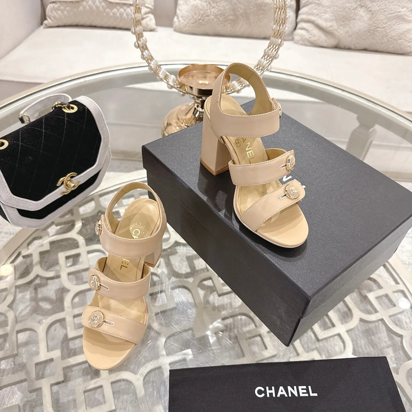 👟👟Ex-factory price 560👟👟 2026SS latest CHANEL Chanel 2026 early spring catwalk new model 🌸️Purchased the original version in Hong Kong and opened the mold exclusively. Top quality % genuine last developed with smooth lines and smooth entry and exit from the counter! Official website 1:1 production. Fabric: Mixed sheepskin imported from Italy & private molded double C buckle and letters are delicate, smooth, shiny and feel great! 💅The fabric and the feet are made of the same material, which is great on the feet! ! ! Color: black/apricot Code number: 34-40 (custom-made sizes 41 and 42 are non-refundable)